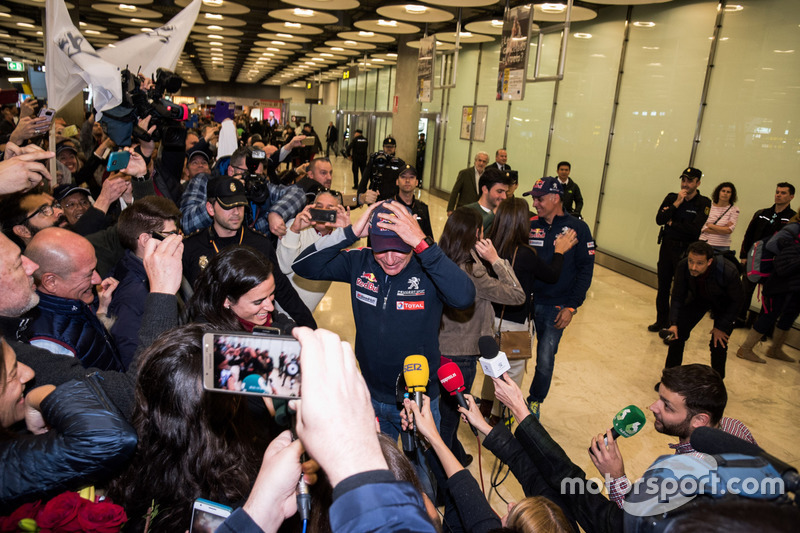 Carlos Sainz, Lucas Cruz, Peugeot Sport arrive at the airport