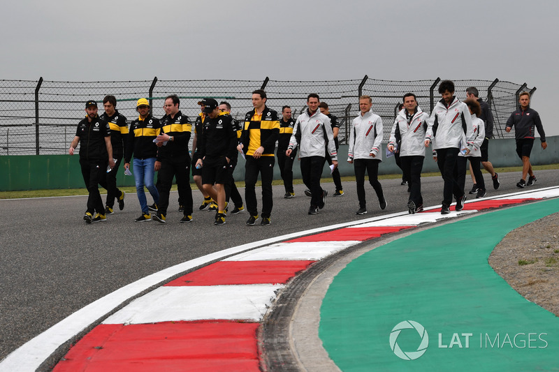 Carlos Sainz jr, Renault Sport F1 Team et Kevin Magnussen, Haas F1 Team, sur la piste