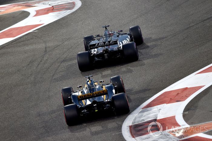 Romain Grosjean, Haas F1 Team VF-17 y Nico Hulkenberg, Renault Sport F1 Team RS17