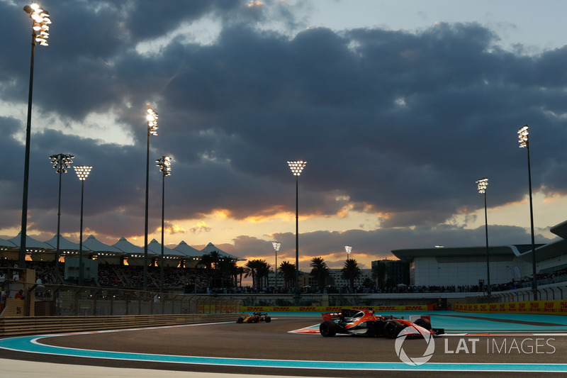 Fernando Alonso, McLaren MCL32, Carlos Sainz Jr., Renault Sport F1 Team RS17