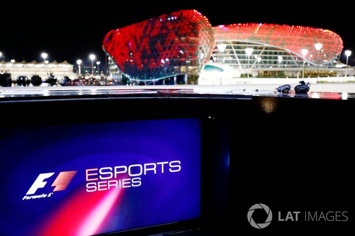 F1 E-Sport logo en la pantalla, los edificios del circuito en el fondo