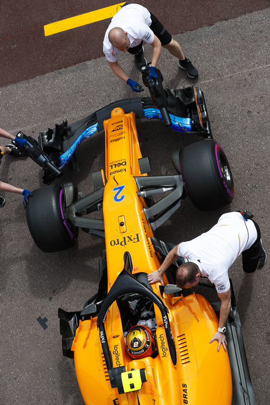 Stoffel Vandoorne, McLaren MCL33, is returned to the garage