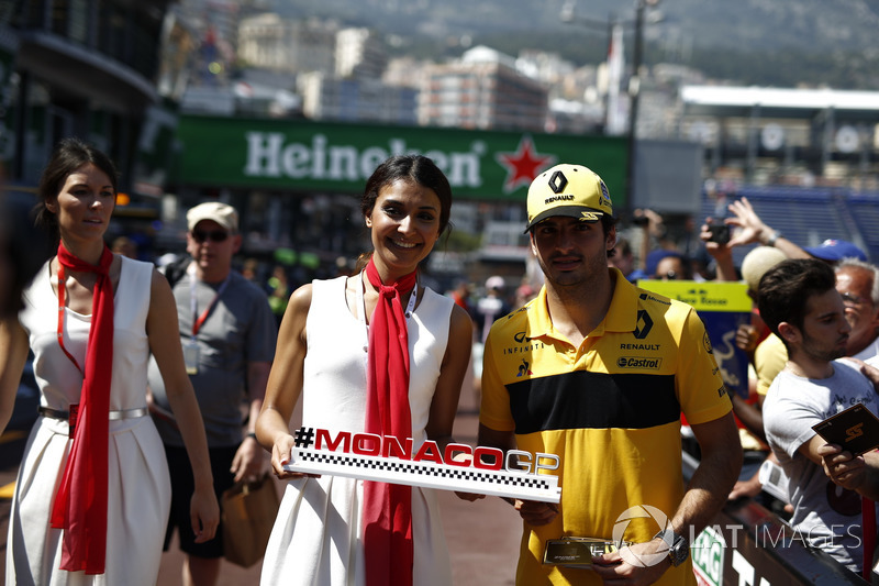 Carlos Sainz Jr., Renault Sport F1 Team con una modella del Monaco GP