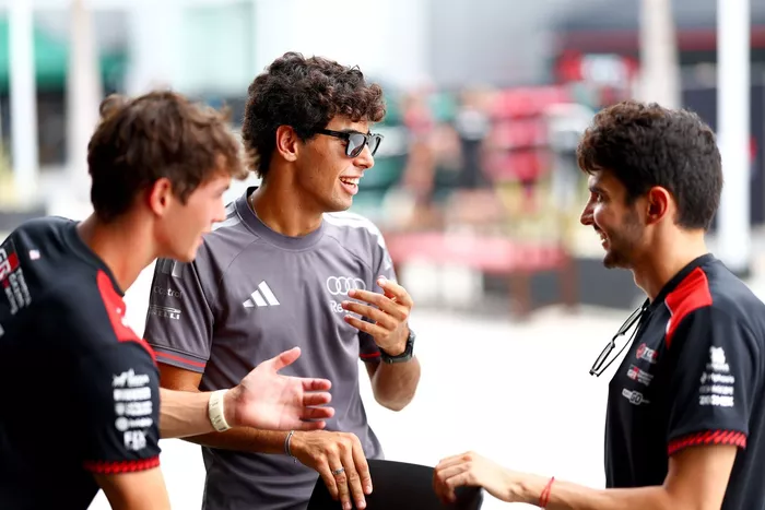 Esteban Ocon, Haas F1 Team, Oliver Bearman, Haas F1 Team, Gabriel Bortoleto, Audi F1 Team