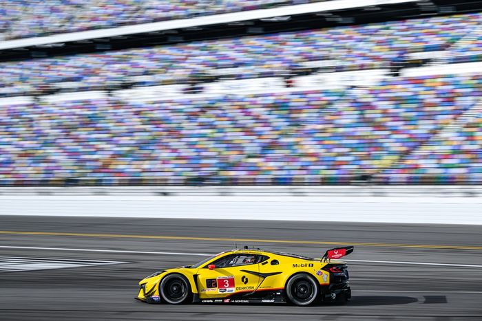#3 Corvette Racing by Pratt Miller Motorsports Corvette Z06 GT3.R: Antonio Garcia, Alexander Sims, Marvin Kirchhöfer