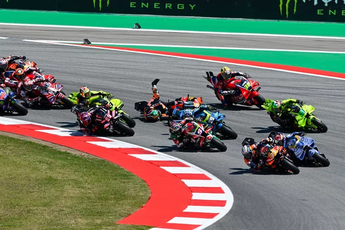 Pedro Acosta, Red Bull KTM Factory Racing, Brad Binder, Red Bull KTM Factory Racing crash
