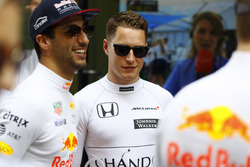 Daniel Ricciardo, Red Bull Racing, et Stoffel Vandoorne, McLaren