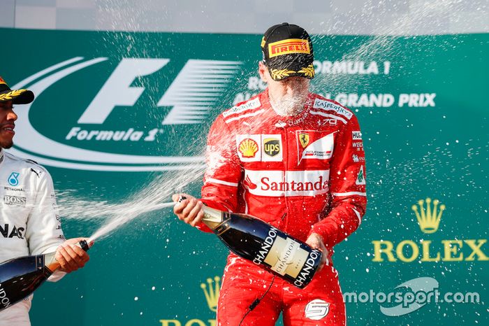 Lewis Hamilton, Mercedes AMG, festeja con Sebastian Vettel, Ferrari