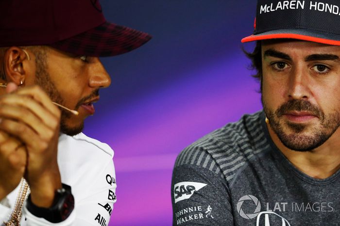 Lewis Hamilton, Mercedes AMG F1 habla con Fernando Alonso, McLaren