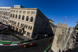Daniel Ricciardo, Red Bull Racing RB13, Fernando Alonso, McLaren MCL32