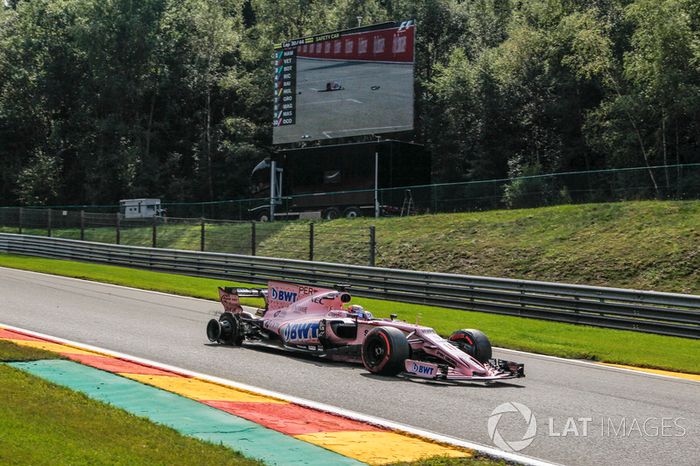 Sergio Pérez, Sahara Force India VJM10, con un neumático trasero dañado