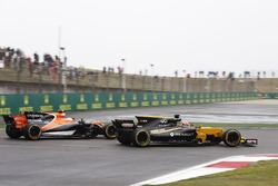 Nico Hulkenberg, Renault Sport F1 Team RS17, leads Stoffel Vandoorne, McLaren MCL32