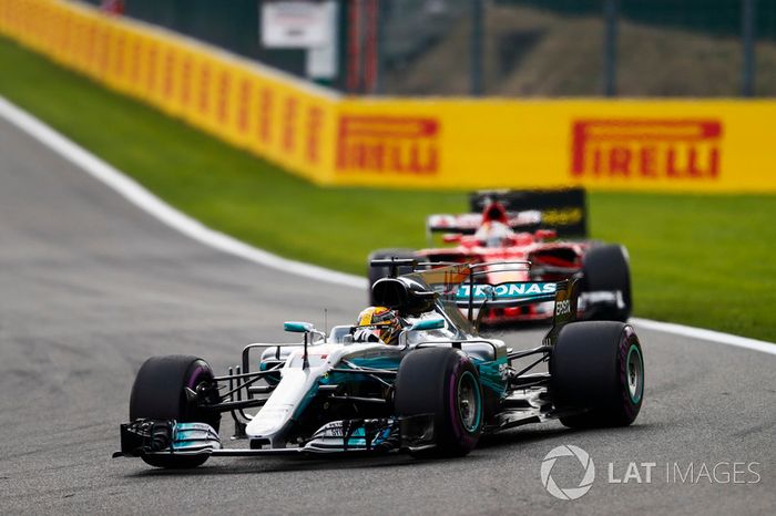 Lewis Hamilton, Mercedes AMG F1 W08, Sebastian Vettel, Ferrari SF70H