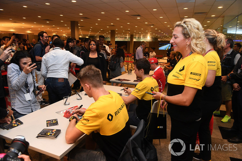 Nico Hulkenberg, Renault Sport F1 Team and Jolyon Palmer, Renault Sport F1 Team sign autographs for the fans
