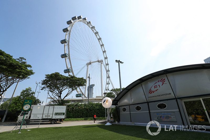F1 Coomunications building and Singapore Flyer
