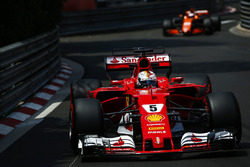 Sebastian Vettel, Ferrari SF70H, Jenson Button, McLaren MCL32