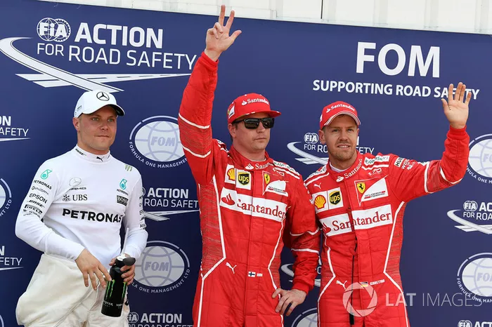 Ganador de la pole Kimi Raikkonen, Ferrari, segundo Sebastian Vettel, Ferrari y tercero Valtteri Bottas, Mercedes AMG F1