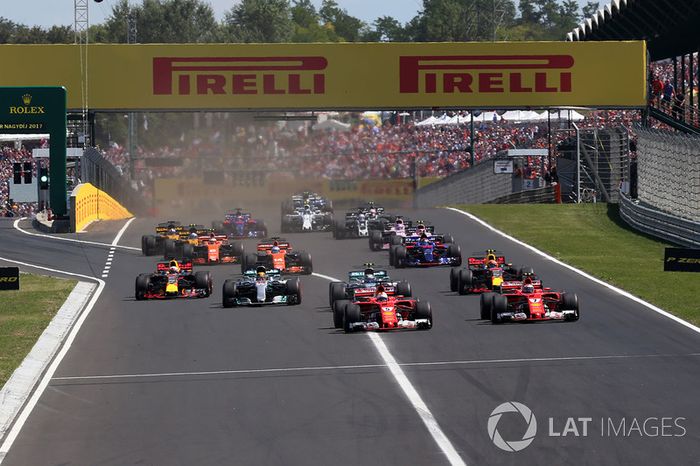 Na largada, Sebastian Vettel manteve a ponta, enquanto que Lewis Hamilton caiu para quinto.