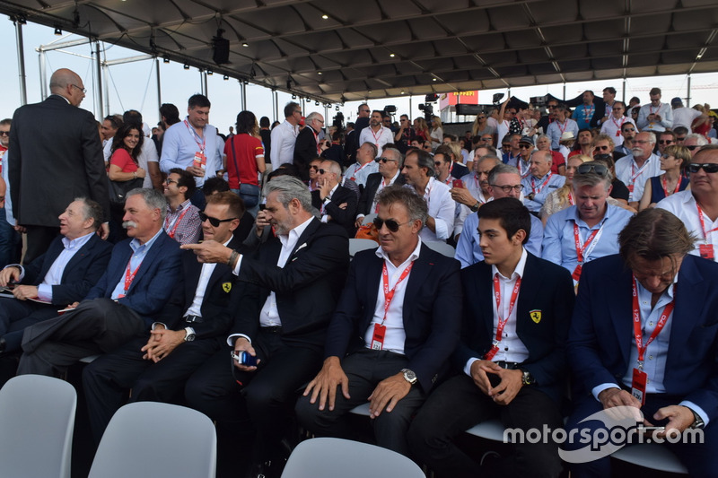 Президент FIA Жан Тодт, Керівник Liberty Media Чейз Кері, Себастьян Феттель, керівник команди Ferrari Мауріціо Аррівабене та колишній гонщик Ferrari Жан Алезі з його сином Джуліано