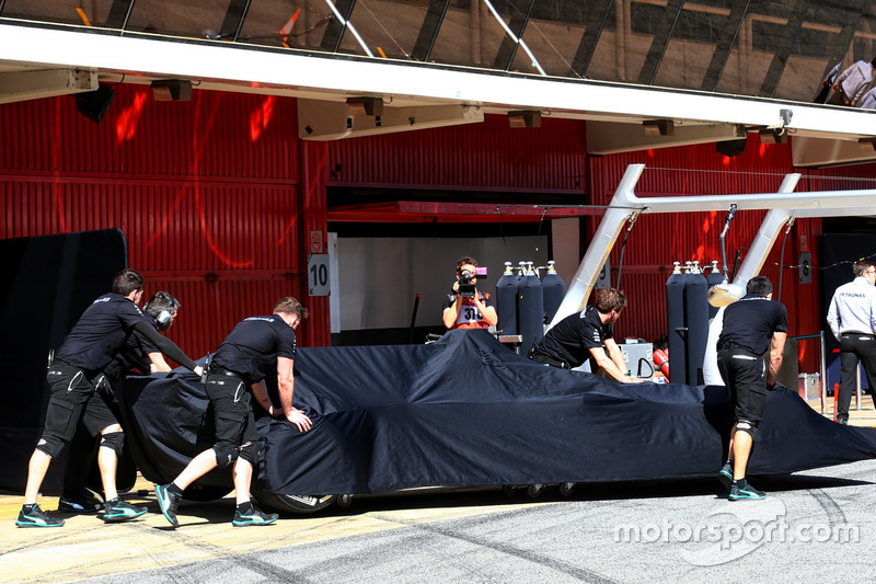 Mercedes AMG F1 W08 en secreto ya que es empujado por los mecánicos en los boxes