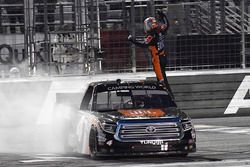 Ganador, Christopher Bell, Kyle Busch Motorsports Toyota celebra