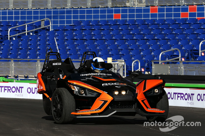 Juan Pablo Montoya maneja el Polaris Slingshot SLR