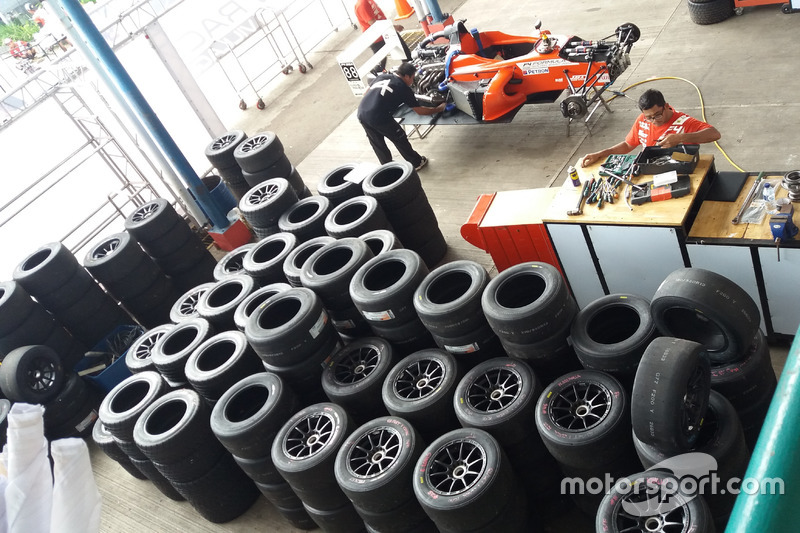 Tumpukkan ban Hankook