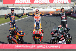De wereldkampioenen van 2016: Brad Binder, Red Bull KTM Ajo, KTM, Marc Marquez, Repsol Honda Team, Johann Zarco, Ajo Motorsport