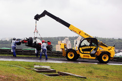 La Haas de Romain Grosjean, Haas F1 Team retirée du circuit après son crash au moment de rejoindre la grille