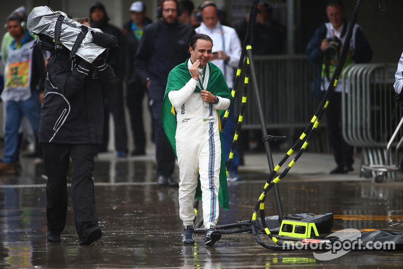 Felipe Massa unter Tränen in der Boxengasse