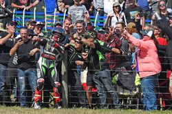 Ganador de la carrera Jonathan Rea, Kawasaki Racing con fans