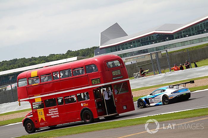 Un autobús Routemaster con invitados en pista durante los libres