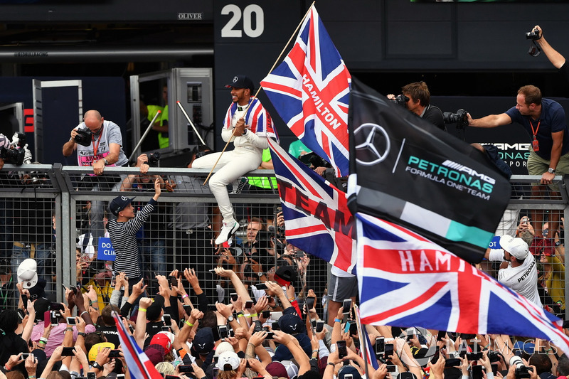 Ganador de la carrera Lewis Hamilton, Mercedes AMG F1 celebra con los fans