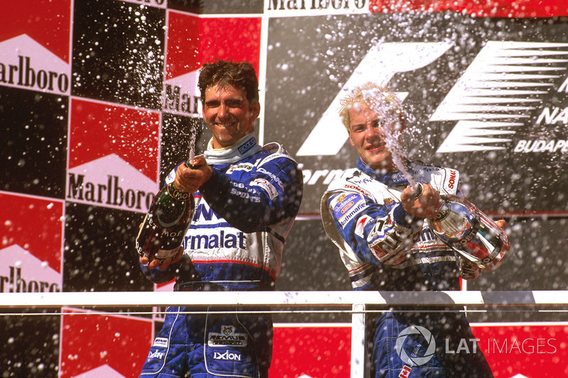 Podium: race winner Jacques Villeneuve, Williams Renault, second place Damon Hill, Arrows