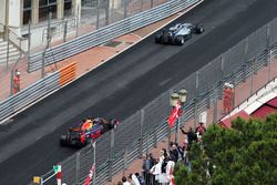 Lewis Hamilton, Mercedes AMG F1 W07 Hybrid lídera a Daniel Ricciardo, Red Bull Racing RB12