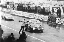 La prima vittoria della Ford nella 24 Ore di Le Mans, 1966: la vincente Ford GT-40 Mark II guidata da Bruce McLaren e Chris Amon