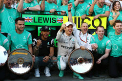 Льюис Хэмилтон, Mercedes AMG F1 Team и Нико Росберг, Mercedes AMG F1 празднуют с командой