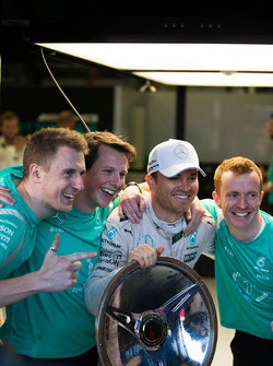 Победитель - Нико Росберг, Mercedes AMG F1 Team празднует с командой
