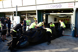 La McLaren MP4-31 di Fernando Alonso, McLaren viene riporatata ai box