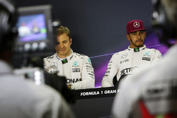 (Da Sx a Dx): Nico Rosberg, Mercedes AMG F1 e il compagno di squadra Lewis Hamilton, Mercedes AMG F1
