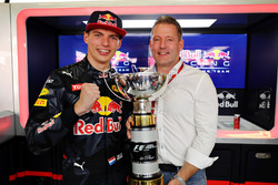 Max Verstappen, Red Bull Racing festeggia la prima vittoria in F.1 con il padre Jos Verstappen