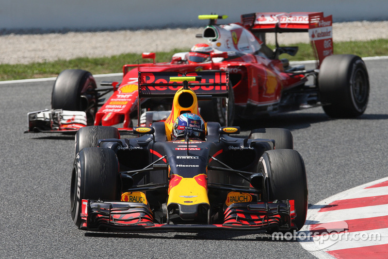 Max Verstappen, Red Bull Racing RB12 voor Kimi Raikkonen, Ferrari SF16-H