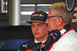 (De izquierda a derecha): Max Verstappen, Red Bull Racing con Dr Helmut Marko, asesor deportivo de R
