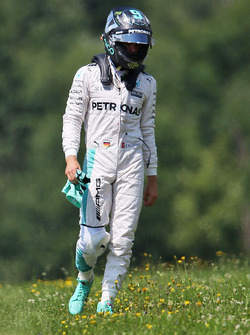 Nico Rosberg, de Mercedes AMG F1 W07 híbrido se estrelló en la tercera sesión de entrenamientos