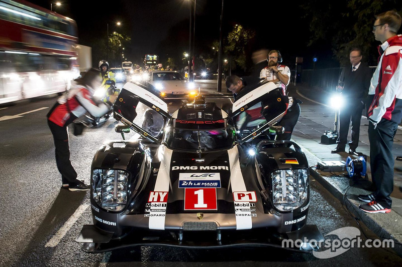 Merk Webber im Porsche 919 Hybrid LMP1 in London