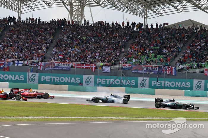 Rosberg trompea tras tocarse con Vettel