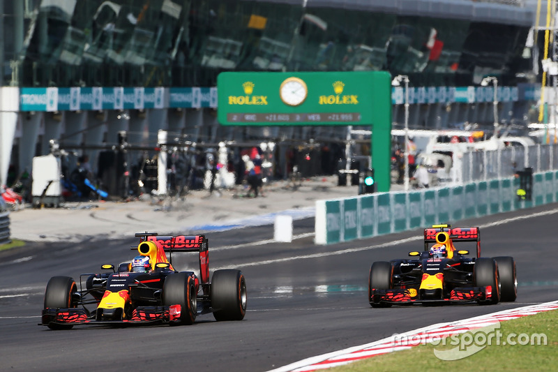 Daniel Ricciardo, Red Bull Racing RB12 y Max Verstappen, Red Bull Racing RB12 luchan por la posición