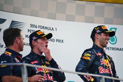 El podio: Christian Horner, jefe de equipo de carreras Red Bull con segundo a Max Verstappen, Red Bu
