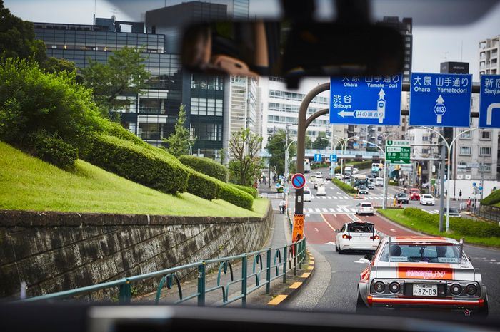 Daniel Ricciardo y Max Verstappen, Red Bull Racing conducen alrededor de Tokio en un coche de Bosozuko