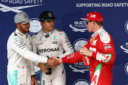 Qualifiche, i primi tre nel parco chiuso (da sx a dx): il secondo qualificato Lewis Hamilton, Merced
